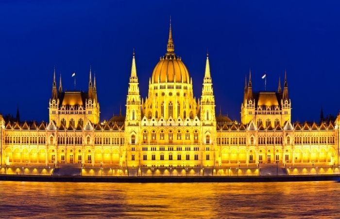 изображение парламента Будапешта ночью