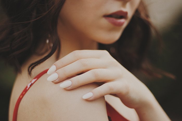 крутая фотография ногтей женщины-модели с накрашенными ногтями