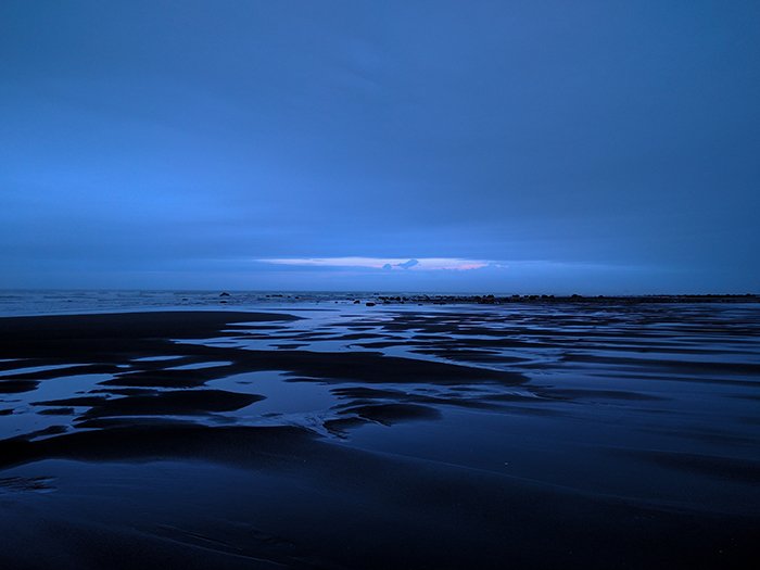 Фотография водного пейзажа в синий час в мягком голубом свете