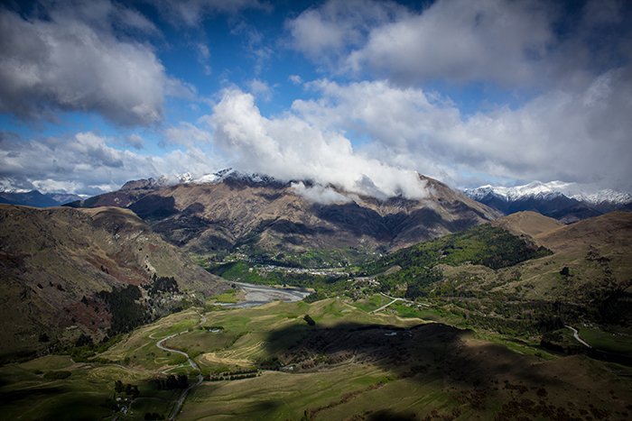 Пейзажная фотография долины с облаками в центре внимания