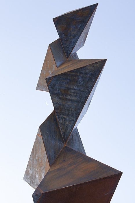 Фотография абстрактной нефигуративной скульптуры