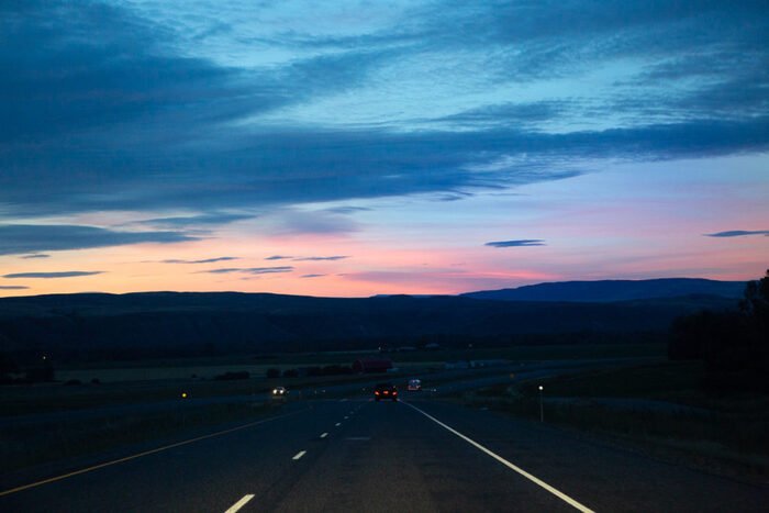 Фотография неба на рассвете, сделанная с подъездной дороги