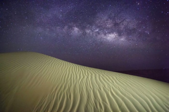 Млечный путь над песчаной дюной, снятый полнокадровой камерой