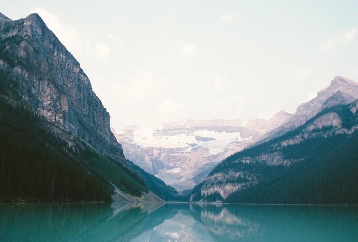 Пейзажная фотография гор, окружающих озеро