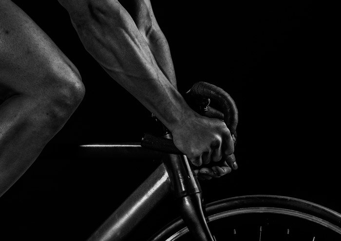 Черно-белая фотография велосипедиста крупным планом