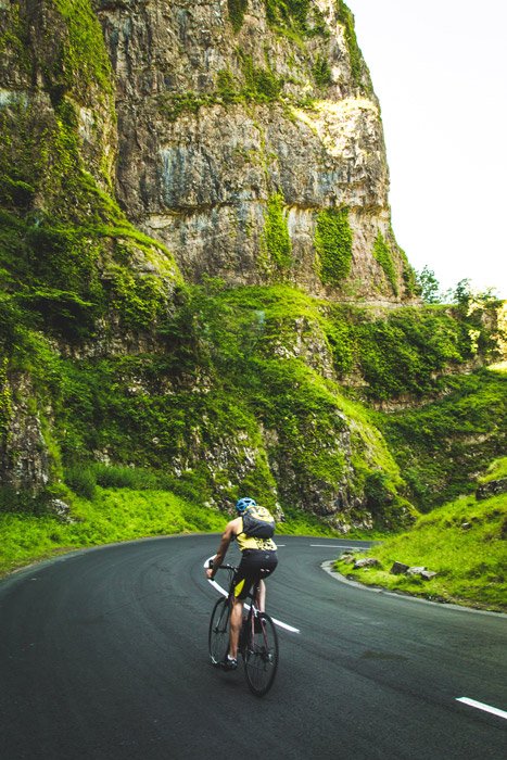 Фотография мужчины на велосипеде в горах