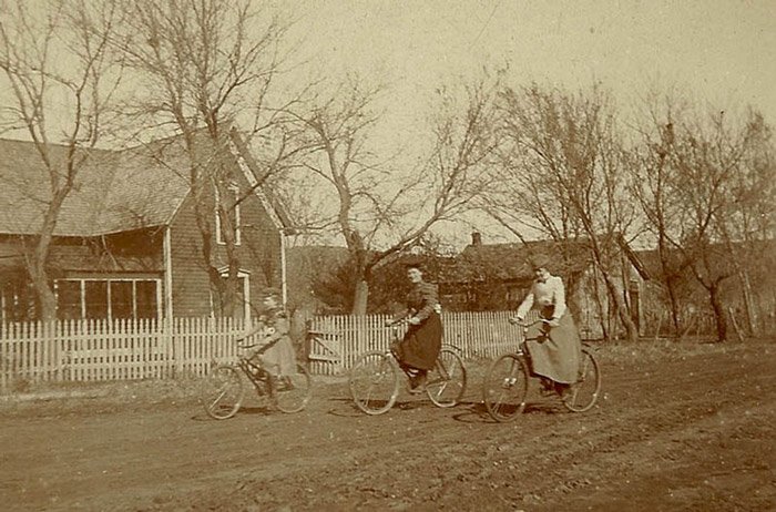 Старая фотография семьи на велосипеде в сельской местности
