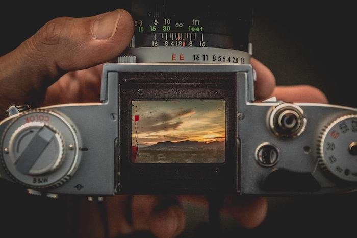 Вид сверху в ЖК-видоискатель камеры Kodak, показывающий пейзаж на закате
