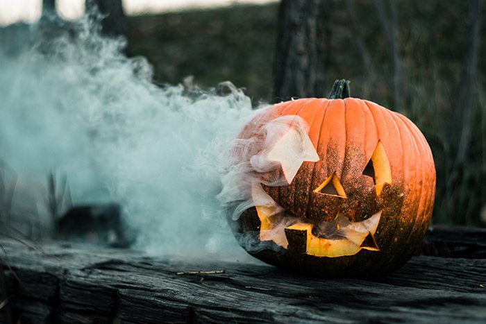 фото тыквы на Хэллоуин с выходящим из нее дымом