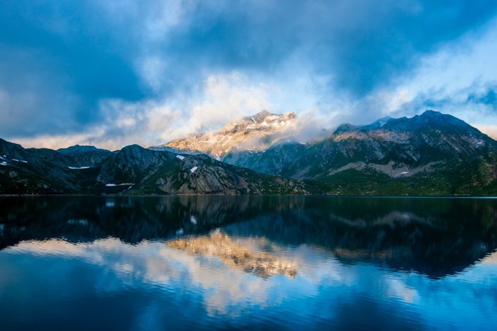 Использование природных условий как тренд фотографии: Пейзажная фотография озера с горами на заднем плане