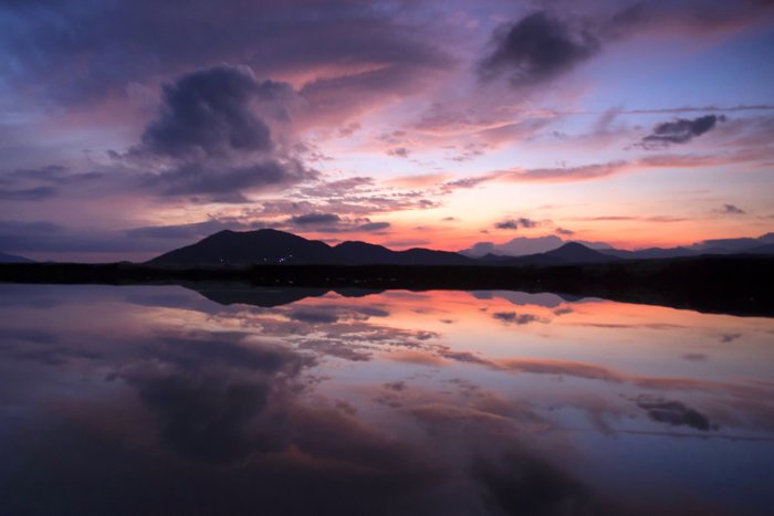 Фотография озера и гор на закате
