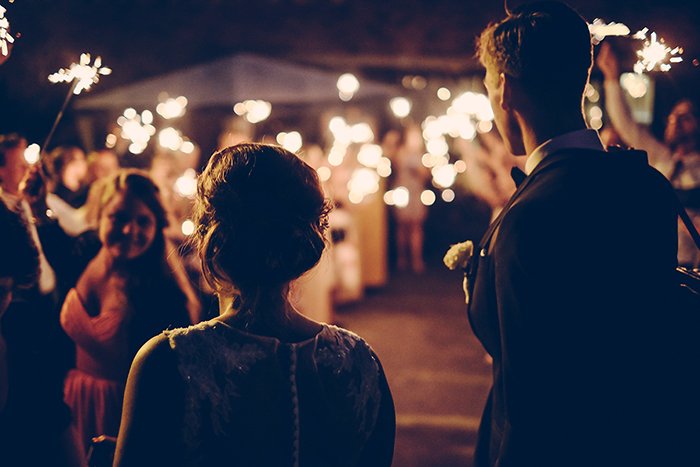 откровенное фото ночного свадебного торжества на природе