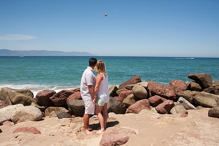 Романтический портрет пары, держащейся за руки на пляже