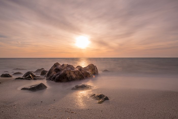 Пейзажная фотография пляжа на рассвете