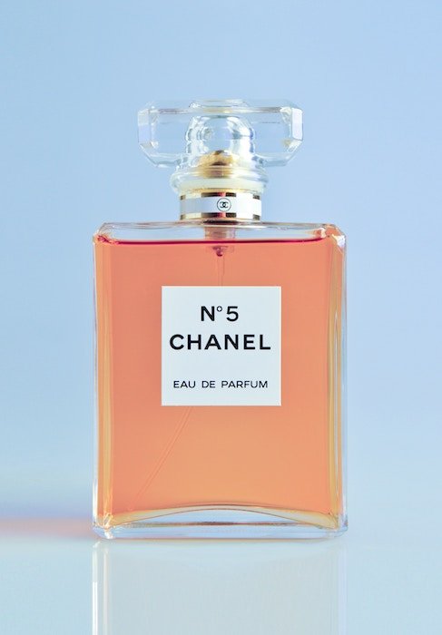 Фотография парфюма Chanel No. 5 крупным планом