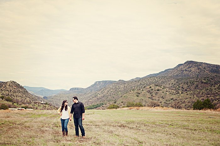 романтический портрет пары, пробующей позы для фотографии помолвки в живописном пейзаже