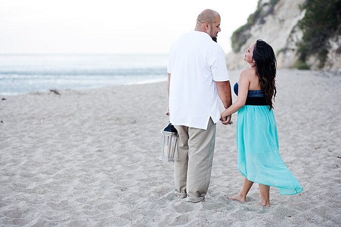 Романтический портрет пары, пробующей позы для помолвочного фото на пляже