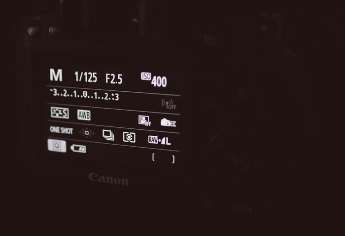 Фотография ЖК-экрана камеры, снятая в темноте