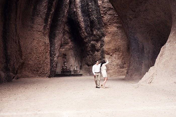 романтический портрет пары, танцующей в пещере