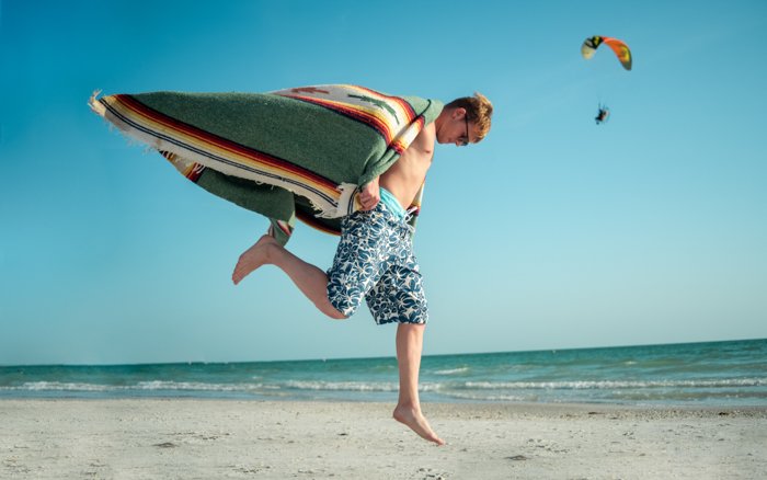 открытый портрет мужской модели, играющей на пляже