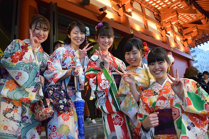 группа японских девушек в традиционной одежде позирует перед камерой