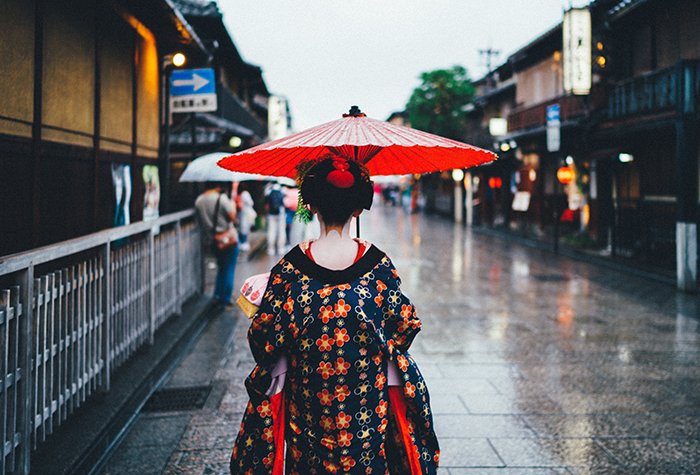 Японская гейша идет по улице