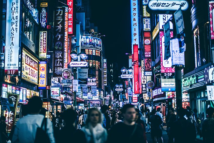 сцена японской улицы ночью
