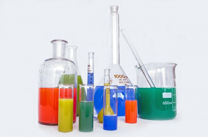 Фотография контейнеров с жидкостями разного цвета