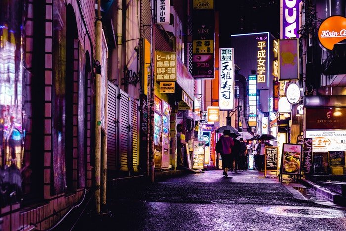 сцена японской улицы ночью