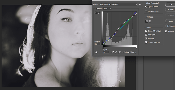 Скриншот черно-белого портрета женской модели с использованием кривых плагина Photoshop