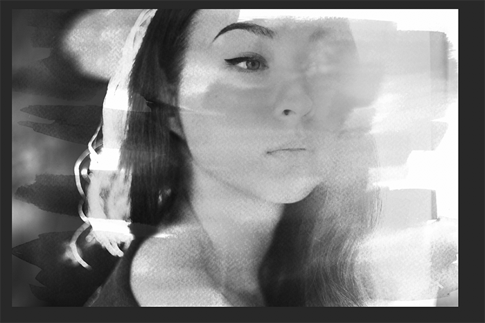 Черно-белый портрет женщины-модели, отредактированный с помощью плагина Brusheezy Photoshop