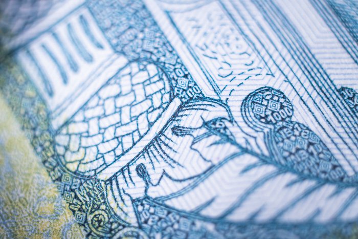 Макроснимок крошечного участка венгерской банкноты номиналом 1000 форинтов