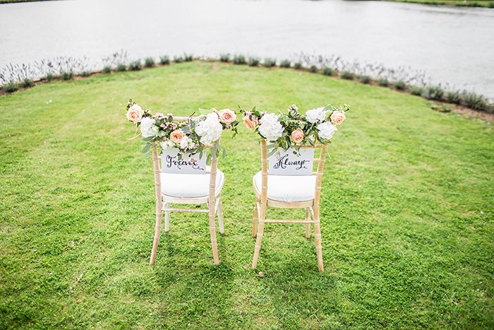 Два стула на берегу реки, украшенные для жениха и невесты