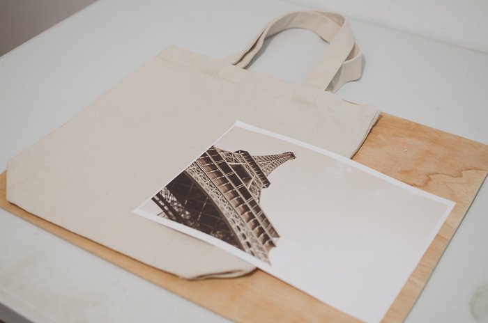 Фотография холщовой сумки и принт Эйфелевой башни