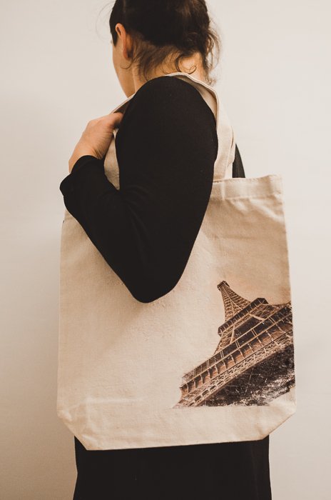 Фотография холщовой сумки с напечатанной на ней Эйфелевой башней