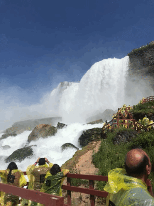 Живое фото струящегося водопада