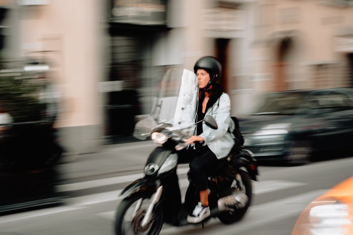 Фотография девушки на мотоцикле с размытием движения