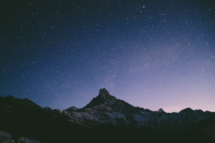 Горы на фоне ночного неба