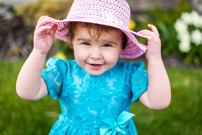 Фотография маленькой девочки в розовой шапочке