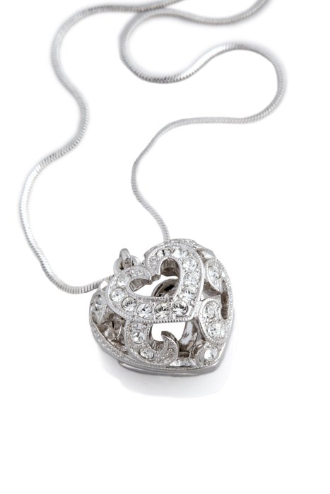 серебряное ожерелье с огромной медалью в форме сердца на белом фоне
