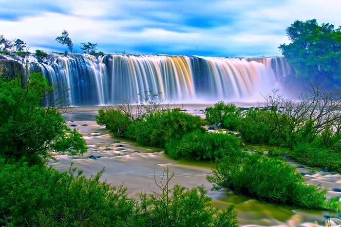 длинноэкспозиционное изображение струящихся водопадов в озере