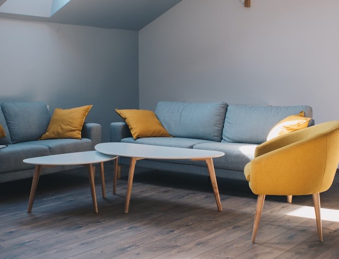 Сине-желтая мебель в помещении