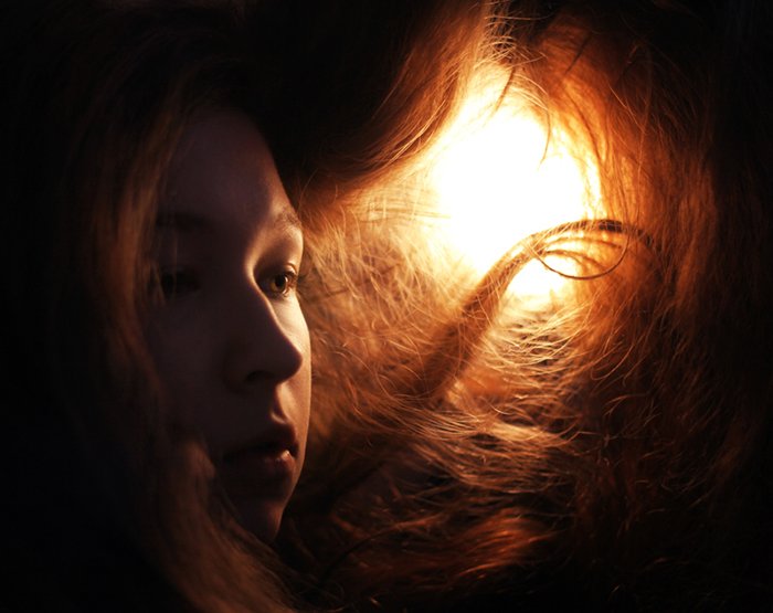 Портретная фотография девушки с рыжими волосами в вольфрамовом свете