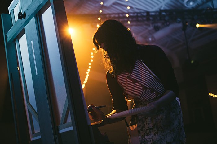 Фотография официантки, пишущей на доске в вольфрамовом свете