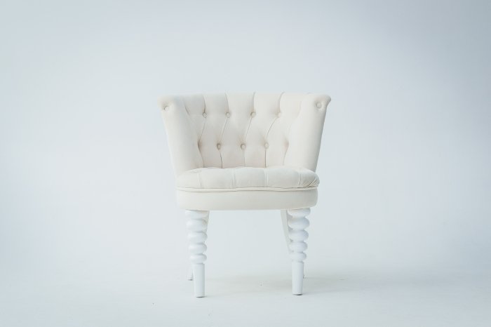 Стильный белый стул на белом фоне