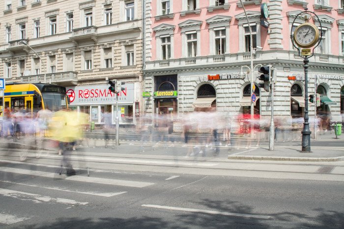Длинная выдержка пешеходов, переходящих дорогу в Октогон, Будапешт