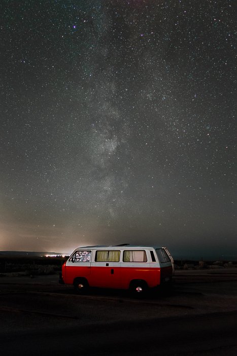 Красный фургон под звездным небом