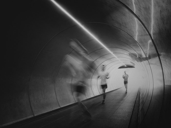 Человек бежит по тоннелю timelapse