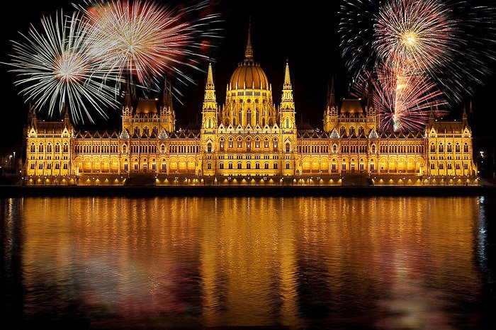 Фейерверк взрывается над зданием венгерского парламента в Будапеште