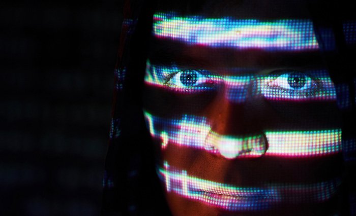 Digital glitch effect портрет загадочного мужчины...